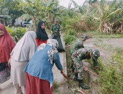 Ciptakan Lingkungan Bersih Dan Sehat, Babinsa Koramil 1407-10/Ponre Kerja Bakti Bersama Warga Bersihkan Selokan