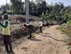 Babinsa Koramil 12/Cina Kodim 1407/Bone Bersama Warga Bersihkan Saluran Air Dan Jalan Tani