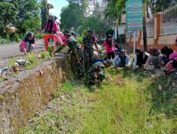 Babinsa Koramil 1407-10/Ponre Bersama Staf Puskesmas Melaksanakan Kerja Bakti