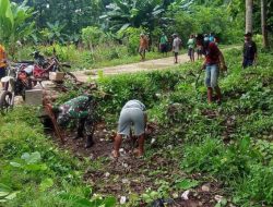 Wujud Kepedulian Babinsa 04/Tellusiattinge Bersama Warga Bersihkan Saluran Air Di Desa Mattoanging