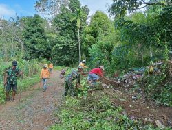 Babinsa Mare Bersama Warga Kerja Bakti Pembersihan Saluran Air Kanan Kiri Jalan Desa Tellongeng