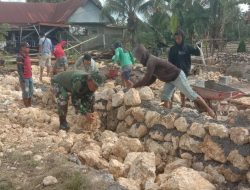 Wujud Kerja Nyata, Babinsa Koramil 1407-09/Lapri Membantu Warga Bangun Rumah