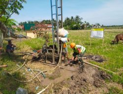 Dukung Kesejahteraan Petani, Babinsa Kahu Terus Dampingi Pengeboran Sumur Bor Di Desa Bontopadang