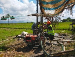 Babinsa Kahu Terus Pantau Pembuatan Sumur Bor Di Dusun Maradda, Desa Bontopadang