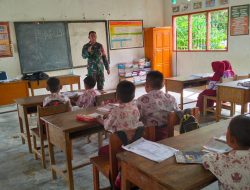 Anggota Koramil 13/Sibulue Berikan Tambahan Wawasan Kepada Siswa SD Inpres 12/79 Desa Tunreng Tellue