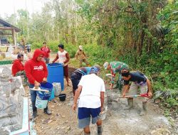 Babinsa Koramil 1407-08/Lamuru Bergotong Royong Bantu Warga Benahi TPU Di Desa Bontomasunggu