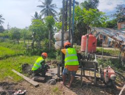 Dukung Kesejahteraan Petani Desa Bontopadang, Babinsa Kahu Terus Lanjutkan Pendampingan Pengeboran Sumur Bor