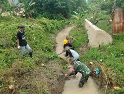 Perlancar Saluran Air,Babinsa Kelurahan Juata Permai Pelopori Gotong – Royong