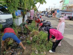 Babinsa Koramil 1407-15/Mare Ajak Warga Gotong Royong Bersihkan Selokan Di Sekitar Pasar Mare