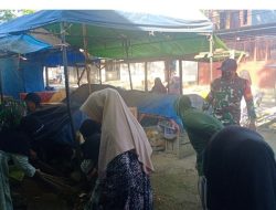 Anggota Koramil 1407-05/Ulaweng Gelar Karya Bakti Bersama Warga Di Pasar Rakyat Taccipi