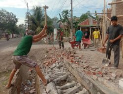 Babinsa Koramil 1407-05/Ulaweng Bantu Renovasi Rumah Ibadah Di Desa Canisirenreng