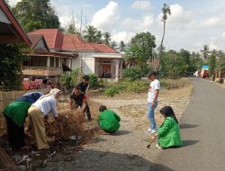 Babinsa Koramil 02/Dua Boccoe Ikut Kerja Bakti Bersama Perangkat Kelurahan Dan Mahasiswa KKN