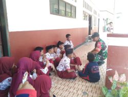 Babinsa Koramil 08/Lamuru Laksanakan Komsos Dan Beri Arahan Kepada Murid SD Inpres 10/73 Turucinnae