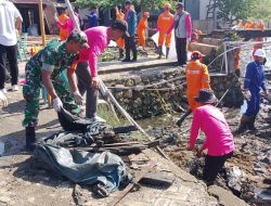 BABINSA KORAMIL 1407-04/TELLUSIATTINGE GELAR KARYA BAKTI BERSAMA MASYARAKAT BERSIHKAN SUNGAI DI DESA LAMURU
