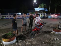 Babinsa Koramil Jajaran Kodim 1407/Bone Laksanakan Patroli Malam Ciptakan Keamanan Di Kabupaten Bone