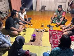 Babinsa Koramil 1407-06/Awangpone Laksanakan Komsos Dengan Mahasiswa KKN UNM Di Desa Awolagading