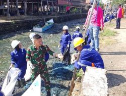 BABINSA KORAMIL 1407-04/TELLUSIATTINGGE GELAR KARYA BAKTI BERSAMA WARGA BERSIHKAN SUNGAI DI DESA TANJONG