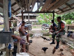 Babinsa Koramil 1407-13/Sibulue Jalin Keakraban Melalui Komsos Bersama Warga Desa Mabbiring