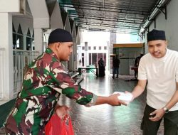 Jumat Berkah, Momen Prajurit Kodim 1407/Bone Menyapa dan Berbagi dengan Warga