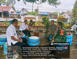Babinsa Koramil 21/Palakka Kodim 1407/Bone Laksanakan Komsos Bersama Kepala Desa Di halaman Kantor Kecamatan