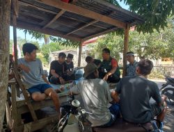 Sembari Komsos, Babinsa Koramil 13/Sibulue Kodim 1407/Bone Rutin Pantau Wilayah Binaan