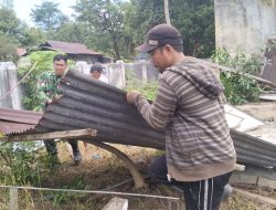 Babinsa Koramil 1407-18/Kajuara Bantu Renovasi Rumah Warga Di Desa Waetuo