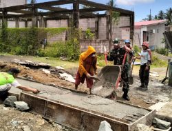 Babinsa Koramil 1407-18/Kajuara Bantu Warga Dalam Pengecoran Jalan Di Desa Gona