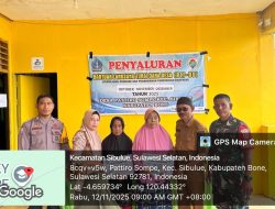 Babinsa Sibulue Kodim 1407/Bone Melaksanakan Pendampingan Warga Dalam Penyaluran BLT DD