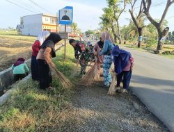 Babinsa Kodim 1407/Bone Koramil Tanete Riattang Bersihkan Lingkungan Bersama Warga Polewali