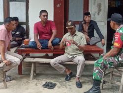 Babinsa Koramil 19/Kahu Kodim 1407/Bone Laksanakan Komsos Dengan Warga Desa Pasaka