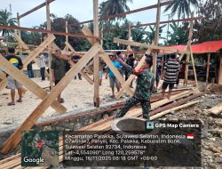 Babinsa Koramil 21/Palakka Kodim 1407/Bone Gotong Royong Mendirikan Rumah Warga Di Desa Binaan