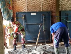 Gotong Royong Di Desa Bune : Babinsa Koramil 14/Libureng Kodim 1407/Bone Ikut Mengecor Lantai Rumah Warga