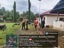 Gotong Royong Wujud Solidaritas : Babinsa Koramil 08/Lamuru Kodim 1407/Bone Dan Pemdes Bersihkan Balai Desa