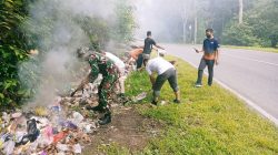 Wujud Kepedulian TNI : Babinsa Koramil 1407-21/Palakka Turun Langsung Membersihkan Lingkungan