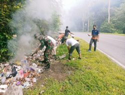 Wujud Kepedulian TNI : Babinsa Koramil 1407-21/Palakka Turun Langsung Membersihkan Lingkungan