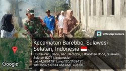Babinsa Koramil 1407-11/Barebbo Gelar Kerja Bakti Bersihkan Halaman Masjid Nurul Shalihin