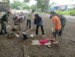 Warga Desa Bengo Bergotong Royong Dengan Babinsa Koramil 1407-09/Lapri Membersihkan Jalan Utama