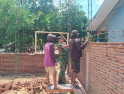 Wujud Kepedulian TNI : Babinsa Koramil 1407-02/Dua Boccoe Dukung Pembangunan Fasilitas Pendidikan SDN 76 Desa Prajamaju