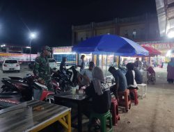 Siaga Malam! Babinsa Kodim 1407/Bone ‘Kunci’ Keamanan Di Pusat Keramaian