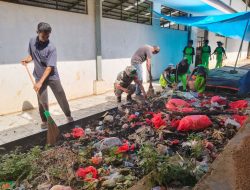 Semangat Kebersamaan : Personel Koramil Tonra Kodim 1407/Bone Dan Warga Tonra Bersihkan Area Pasar
