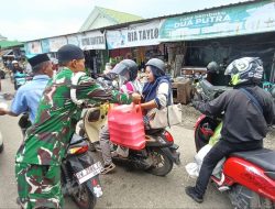 Senyum Dan Bahagia Warga Masyarakat Terima Sedekah Jumat Dari Kodim Bone
