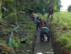 Babinsa Koramil 1407-13/Sibulue Dan Warga Bersatu : Karya Bakti Pembersihan Irigasi, Perkuat Kemanunggalan Di Ajang Pulu