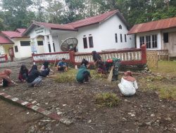 TNI Dan Rakyat Bersatu : Babinsa Koramil 08/Lamuru, Pemdes Dan Warga Lamuru Laksanakan Karya Bakti Bersama