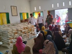 Babinsa Koramil 1407-07/Tanete Riattang Dan Lurah Kawal Penyaluran Bantuan Pangan Di Kelurahan Biru, Pastikan Lancar Dan Aman