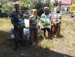 Dukung Ketahanan Pangan, Babinsa Koramil 11/Barebbo Dampingi Penyaluran Bibit Padi Untuk Kelompok Tani Di Samaelo