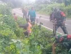 Jaga Kebersihan Lingkungan, Babinsa Koramil 1407-05/Ulaweng Dan Masyarakat Desa Timusu Laksanakan Pembersihan Saluran Air
