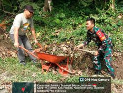 Babinsa Koramil 1407-21/Palakka Berpartisipasi Bersama Warga Laksanakan Kerja Bakti Pembersihan Rumput Dan Sampah Di Desa Binaan