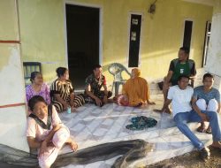 Babinsa Koramil 15/Mare Kodim 1407/Bone Akrab Ngobrol Bareng Warga, Tingkatkan Keamanan Dan Ketertiban Desa