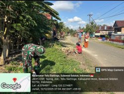 TNI Dan Rakyat Bersatu : Babinsa Koramil 1407-04/Tellusiatinge Dan Masyarakat Itterung Beraksi, Bersihkan Akses Jalan Utama Desa
