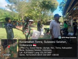 Gotong Royong Babinsa Koramil 1407-16/Tonra Dan Warga : Kawasan Pantai Ujunge Kembali Asri Dan Bersih